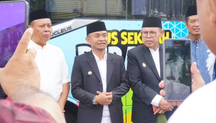 Usai Salat Id, Bupati Bone dan Wabup Luncurkan Bus Sekolah BerAmal