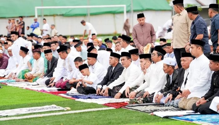 Gubernur Sulsel dan Mentan Amran Salat Id Bareng Warga di Kampung Halaman