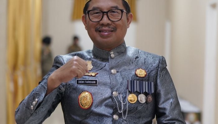 Kajati Sulsel Terima Gelar Adat Kehormatan dari Dewan Adat Saoraja di Momen HJB ke-696