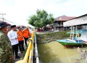Gubernur Sulsel Sambangi Korban Banjir di Panyula Bone, Salurkan Bantuan dan Ucapkan Bela Sungkawa
