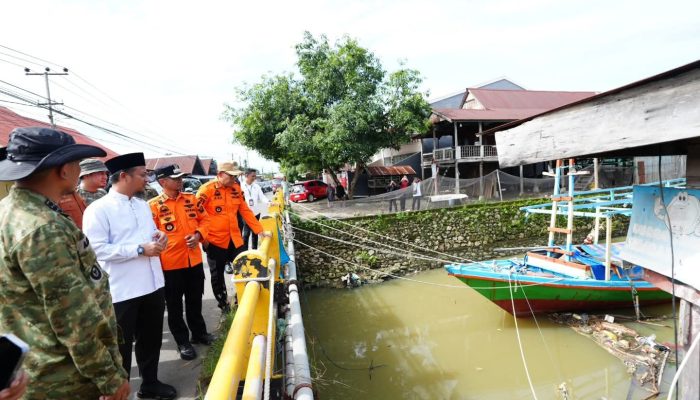Gubernur Sulsel Sambangi Korban Banjir di Panyula Bone, Salurkan Bantuan dan Ucapkan Bela Sungkawa