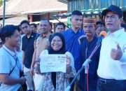 Mentan Andi Amran Sulaiman Salurkan Bantuan Rp9,5 Miliar untuk Korban Banjir Bone