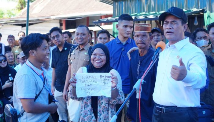 Mentan Andi Amran Sulaiman Salurkan Bantuan Rp9,5 Miliar untuk Korban Banjir Bone