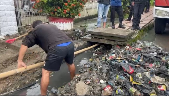 Bukan Limbah MBG, Pengelola SPPG Sebut  Luapan Air di  Jalan di Makmur–Merdeka  Akibat Selokan Tersumbat Sampah 
